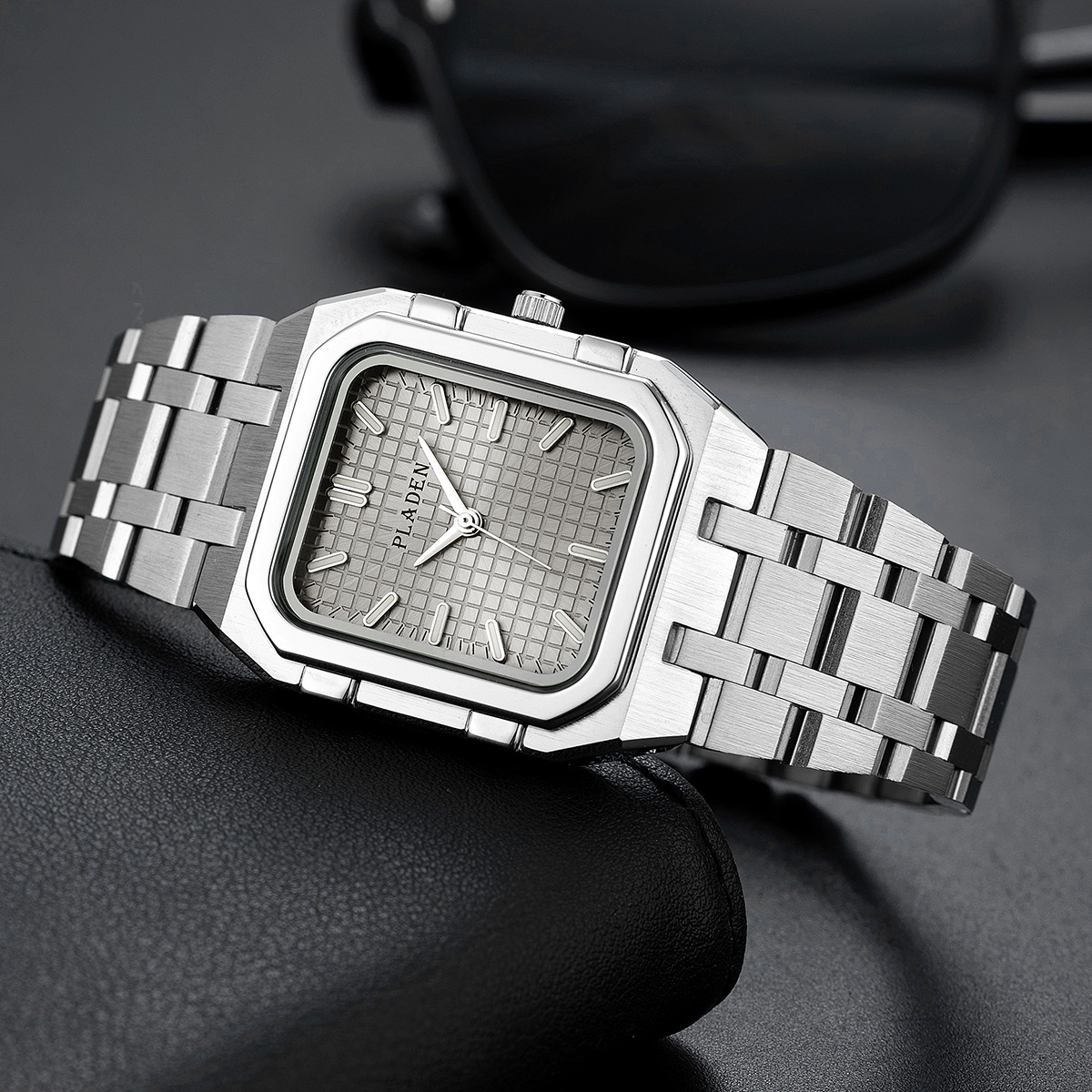 Lüks Marka Mavi Kadran Adam Yü - Luxury Watch Magazine incelemesi ve fiyatı