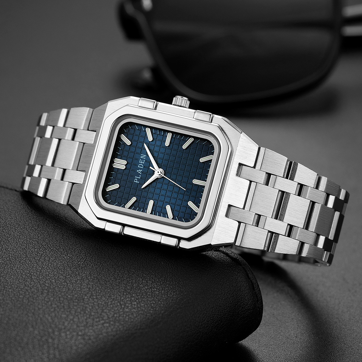 Lüks Marka Mavi Kadran Adam Yü - Luxury Watch Magazine incelemesi ve fiyatı