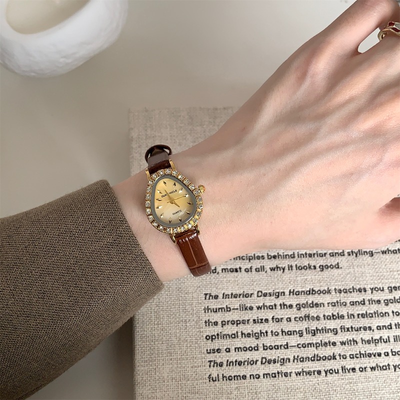 Lüks Kadın Kuvars Saat Altın O - Luxury Watch Gold And Black incelemesi ve fiyatı